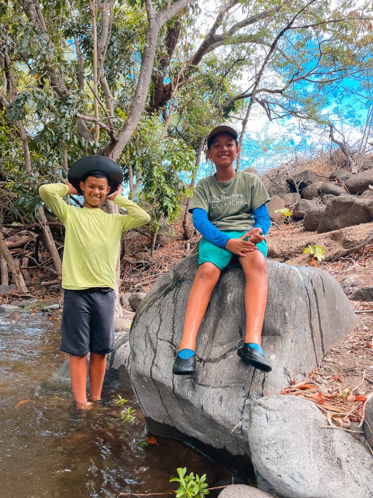 Two kids volunteer in Hawaii. 